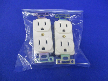 複式埋込コンセント2P15A125V(変色有) 7110GD