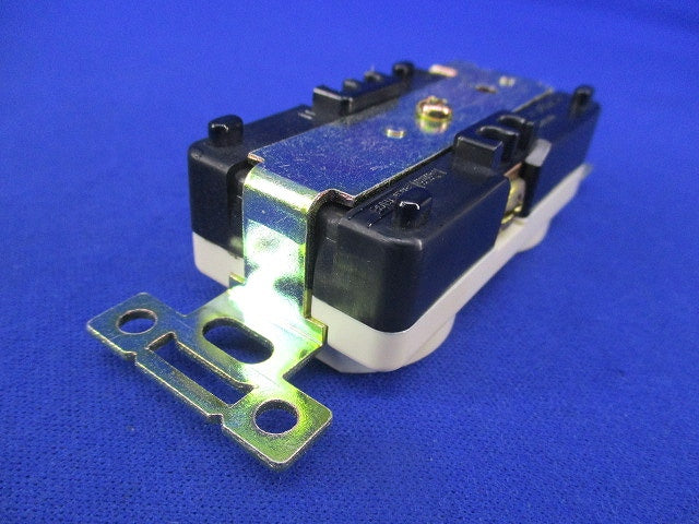 複式埋込コンセント2P15A125V(変色有) 7110GD