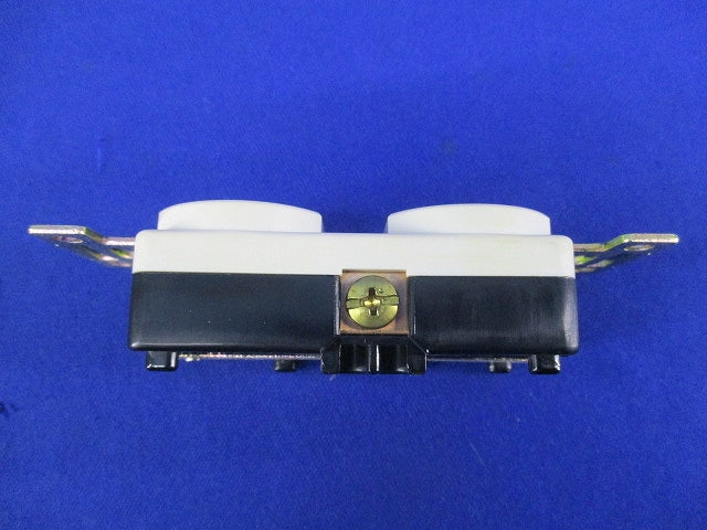 複式埋込コンセント2P15A125V(変色有) 7110GD