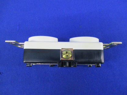 複式埋込コンセント2P15A125V(変色有) 7110GD