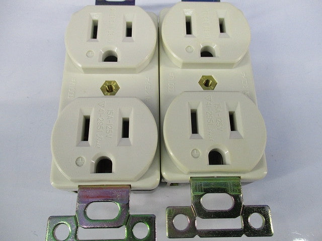 複式埋込コンセント2P15A125V(変色有) 7110GD