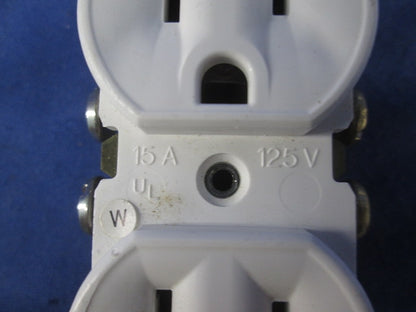 15A125VNEMA5-15R 接地極付二重コンセント(ホワイト)(2個入) 5320-WCP