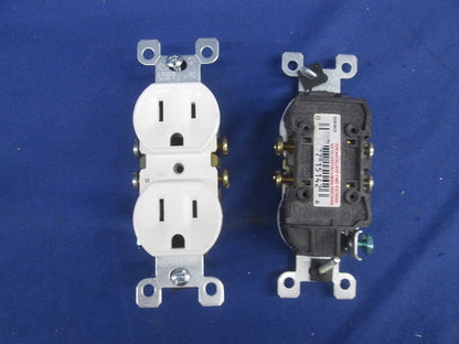 15A125VNEMA5-15R 接地極付二重コンセント(ホワイト)(2個入) 5320-WCP
