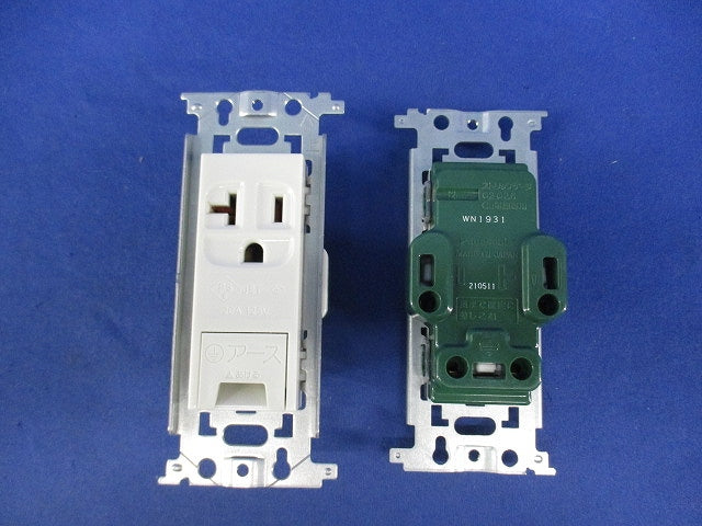 15A・20A兼用埋込アースターミナル付接地コンセント(3個入) WN1931