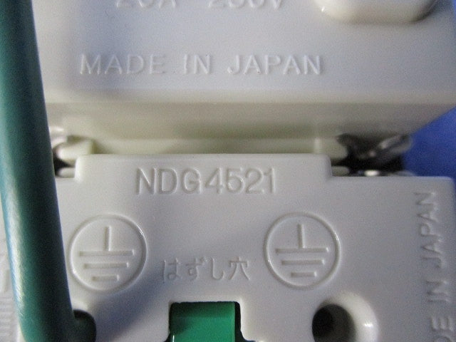 絶縁アースターミナル付接地コンセント(4個入) NDG2781EN