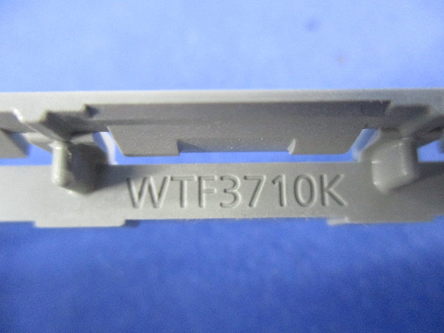 埋込絶縁コンセント取付枠(10個入) WTF3710K