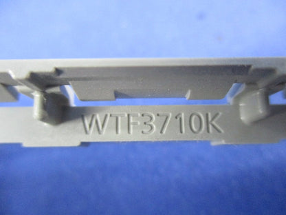 埋込絶縁コンセント取付枠(10個入) WTF3710K