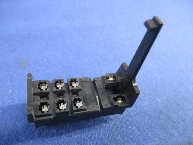 裏面接続角型ソケット 8ピン(10個入) P2R-08P