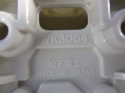 抜け止め接地ダブルコンセント(4個入)(未使用品)(キズ・汚れ有) WK3064