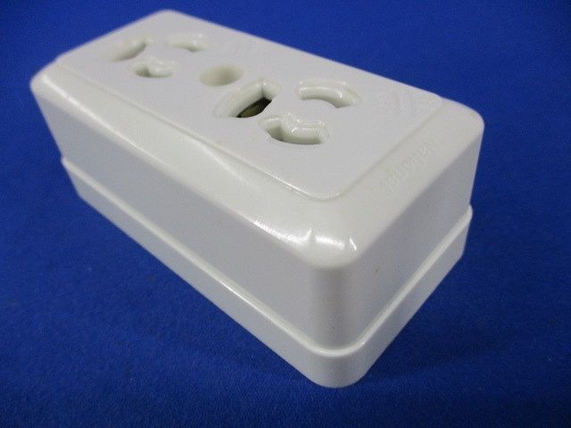 抜け止め接地ダブルコンセント(4個入)(未使用品)(キズ・汚れ有) WK3064