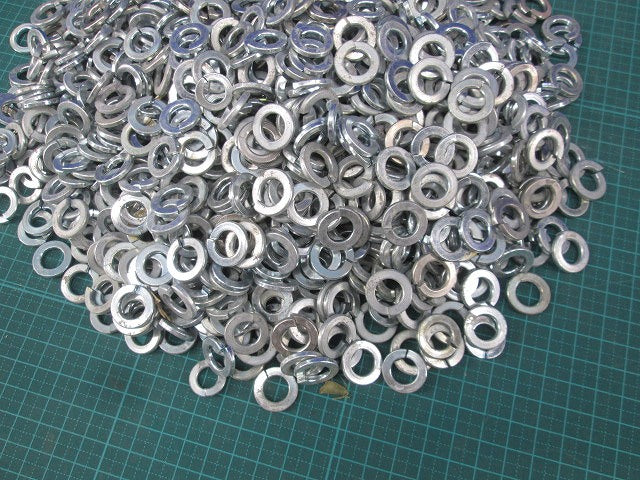 スプリングワッシャーセット(サイズ混在900個以上入)(キズ・汚れ有) 型番不明